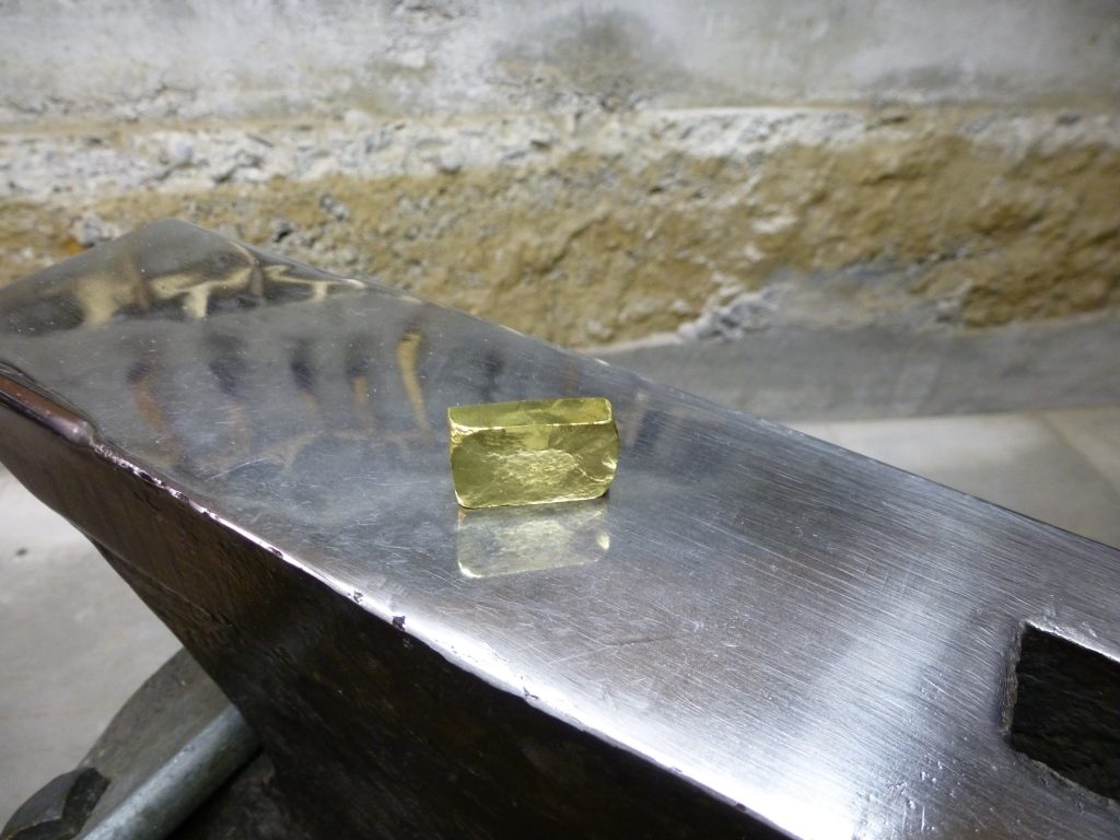 Fairtrade Gold auf dem Amboss