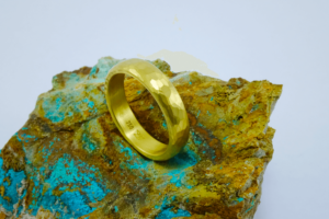 Fingerring aus Schweizer Naturgold geschmiedet
